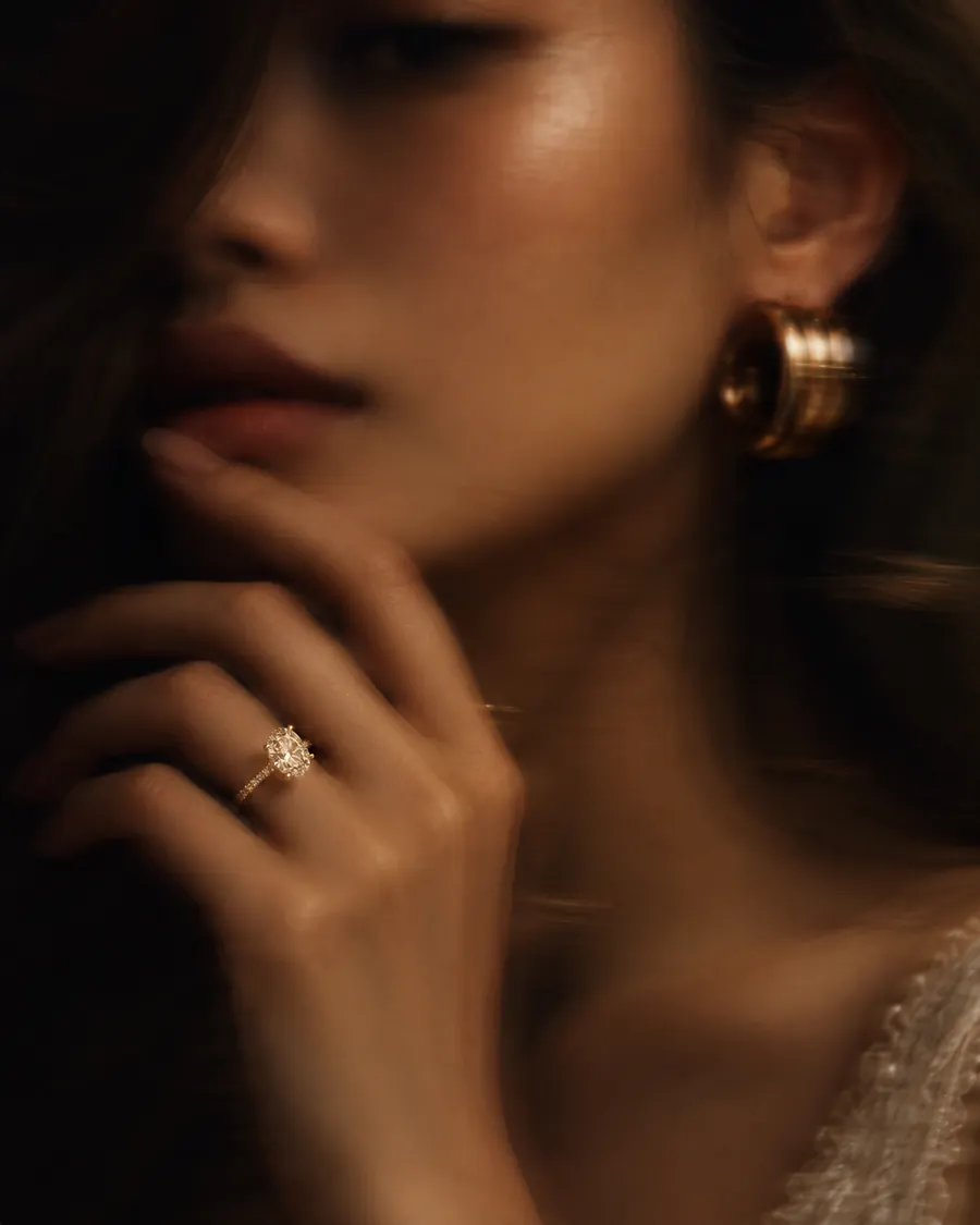 Manos de una novia con anillo de compromiso