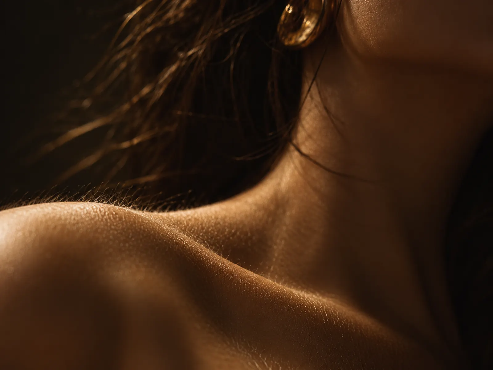 Hombro y cuello de una mujer con la piel suave