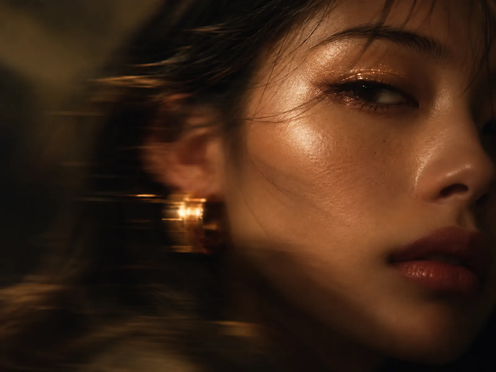 Rostro de mujer con la piel luminosa y cuidada
